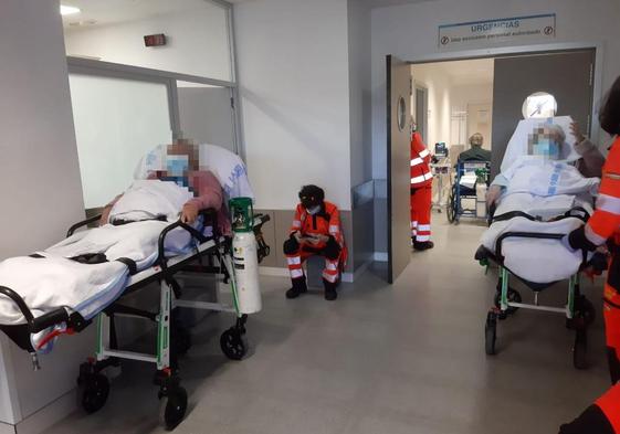 Pacientes en camillas en los pasillos de Urgencias este jueves.