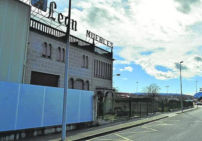 A la izquierda, Muebles León, donde se proyecta abrir un Mercadona.