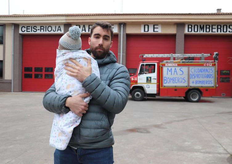 Andrés Bretón, con su hijo Martín, este viernes en el parque de Arnedo