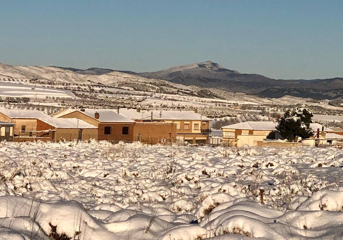 Nieve en Valverde, pedanía de Cervera, en la mañana de este sábado.