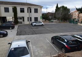 Aparcamiento de vehículos del CEIP Gonzalo de Berceo de Villamediana, donde se colocarán los módulos.