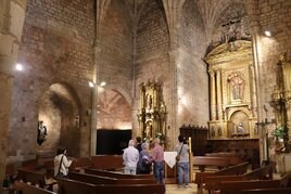 Los visitantes pueden admirar el interior del templo gótico gracias a la iluminación gratuita.