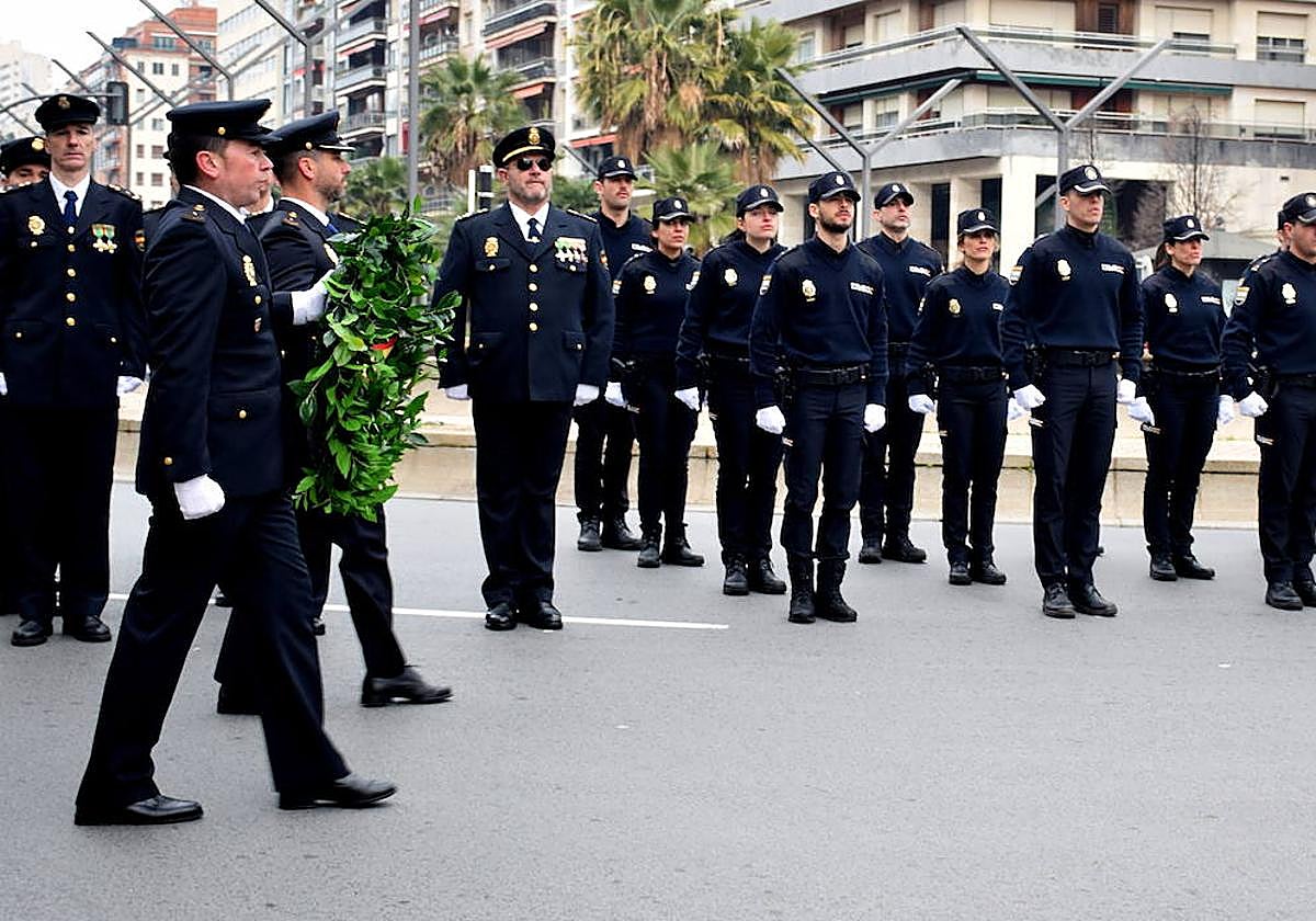 Acto institucional del izado de la bandera nacional del 13 de enero con motivo del bicentenario.