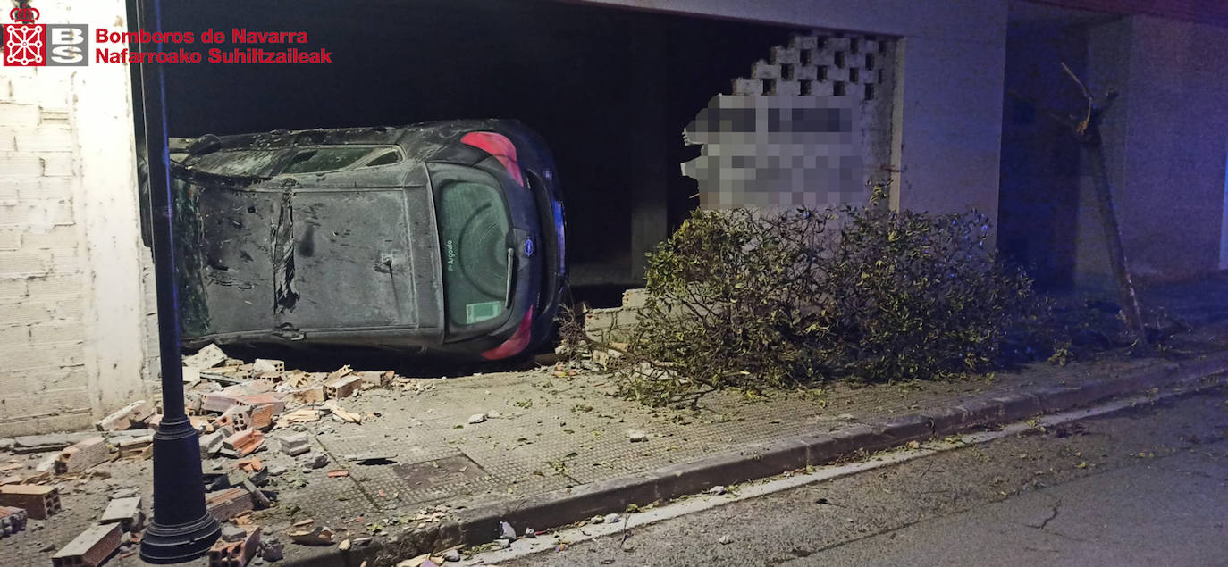 Estado en el que han quedado el coche y la pared.