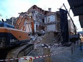 Trabajos de derribo del edificio de Correos la semana pasada.