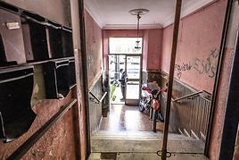 Portal del edificio situado en la avenida de Navarra 16.