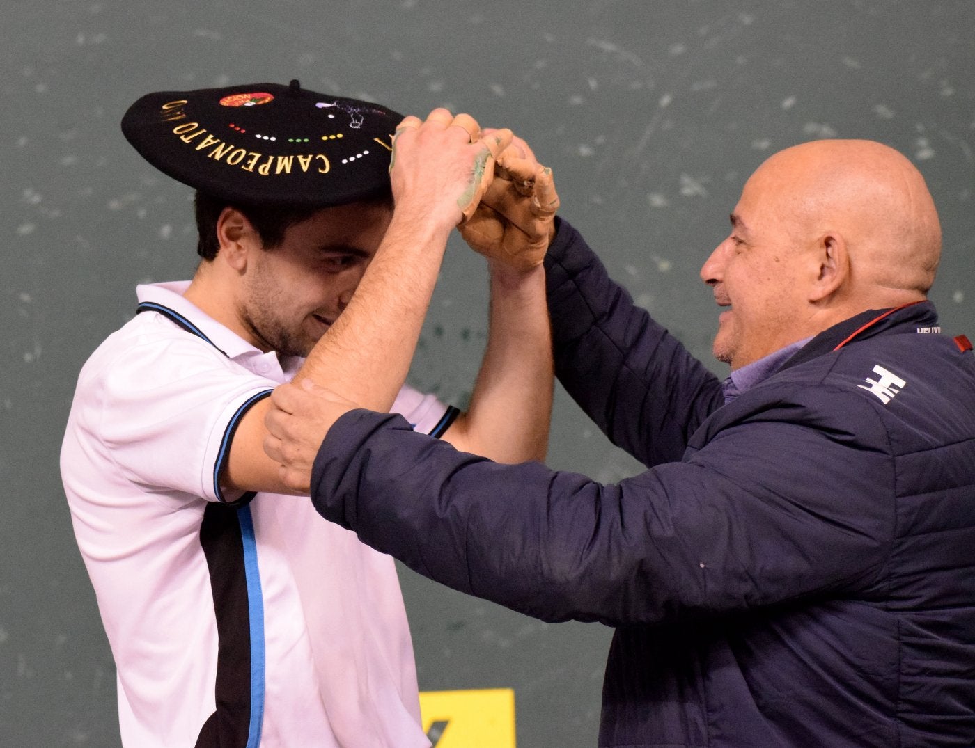 Juanjo Belmonte, presidente de la Federación de Pelota coloca la chapela de campeón a Rodri.