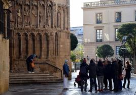 Un grupo de turistas, en la plaza de San Bartolomé de Logroño.