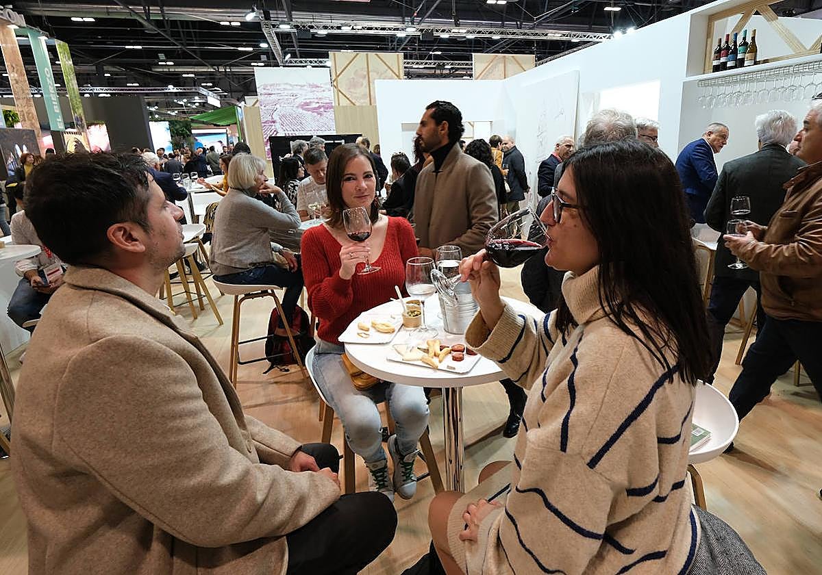 Dos mujeres degustan un vino en el stand riojano.