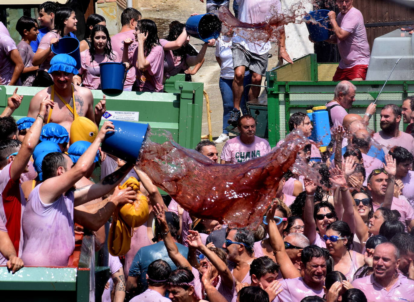 Imagen después - Mojarse en San Asensio. Las fiestas con líquidos son una pesadilla para los fotógrafos... o no, si se saben aprovechar como esta foto de la Batalla del Clarete de 2023.