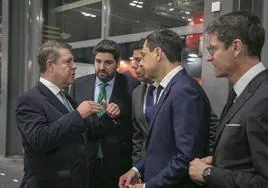 Los presidentes de Castilla-La Mancha, Murcia, Valencia y Andalucía negociaron en Fitur una estrategia conjunta para reclamar más financiación. Capellán escuchó, pero no participó