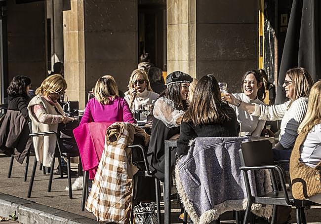 Brindis al sol en una céntrica terraza logroñesa, a mediodía de este jueves.