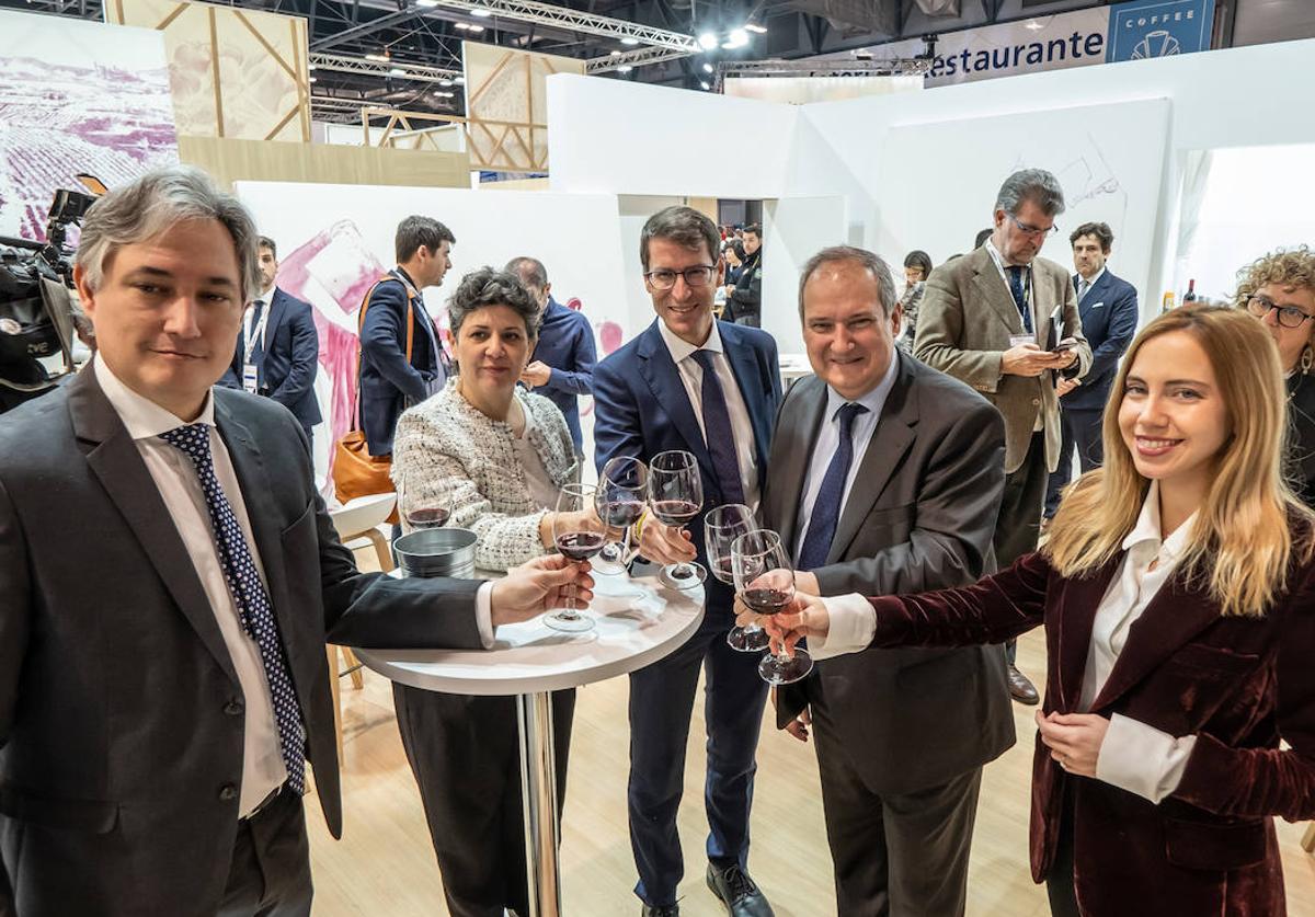 Pérez Pastor, Borges, Capellán, Hereu y Fernández bridan en el stand de Fitur