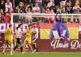 Seguridad. Kike Royo atrapa el balón durante el derbi entre la UDL y el Calahorra.