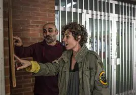 Imagen de archivo de unos padres mirando las listas de escolarización en un colegio de Logroño