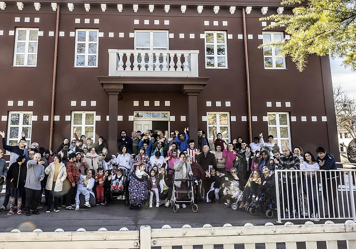 Usuarios y profesionales de Igual a Ti frente a la vieja sede principal de la asociación, el chalé proyectado por Fermín Álamo en 1924.