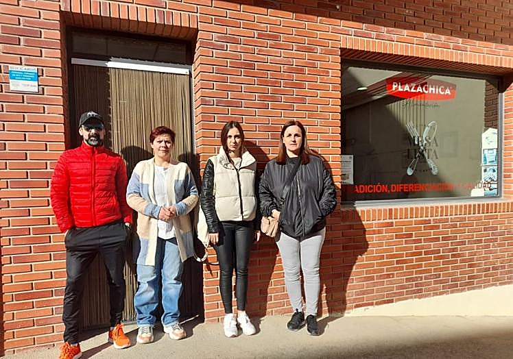 Cuatro trabajadores de Plaza Chica, a las puertas de la firma en Cervera