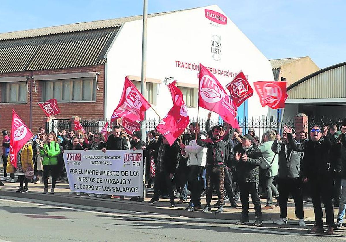En Alfaro. Los trabajadores se concentraron en el mediodía de este viernes ante la planta de Alfaro con lemas como «Menos mentiras, más claridad».