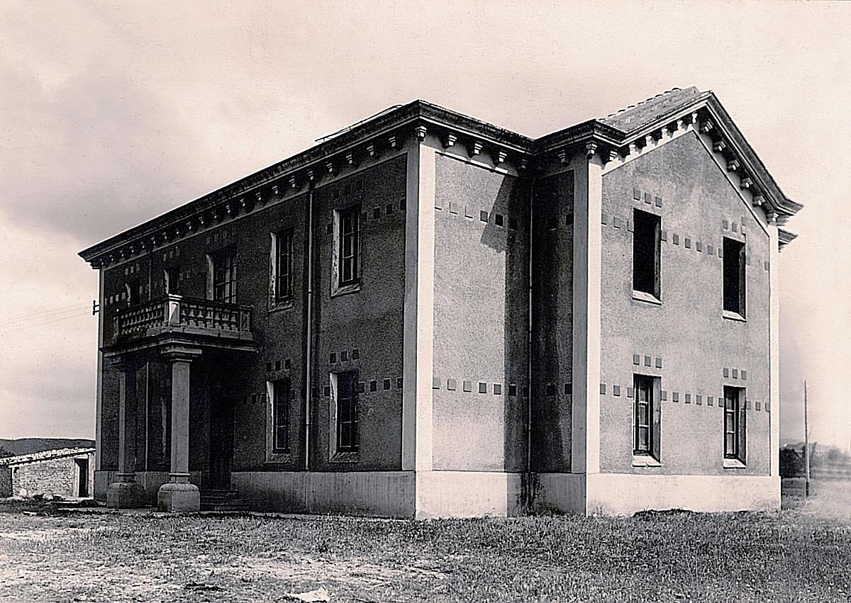 Imagen secundaria 1 - Alumnos en el centro que la asociación abrió en Calahorra en los años 80; el viejo chalé de la calle Luis de Ulloa y el 'Pozo sin fondo', símbolo de la entidad 