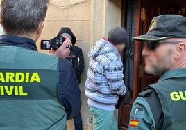 Uno de los acusados entra en el escenario del crimen, la casa de Guillermo Castillo