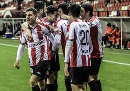 Los jugadores de la SD Logroñés celebran el gol anotado frente al Sabadell.