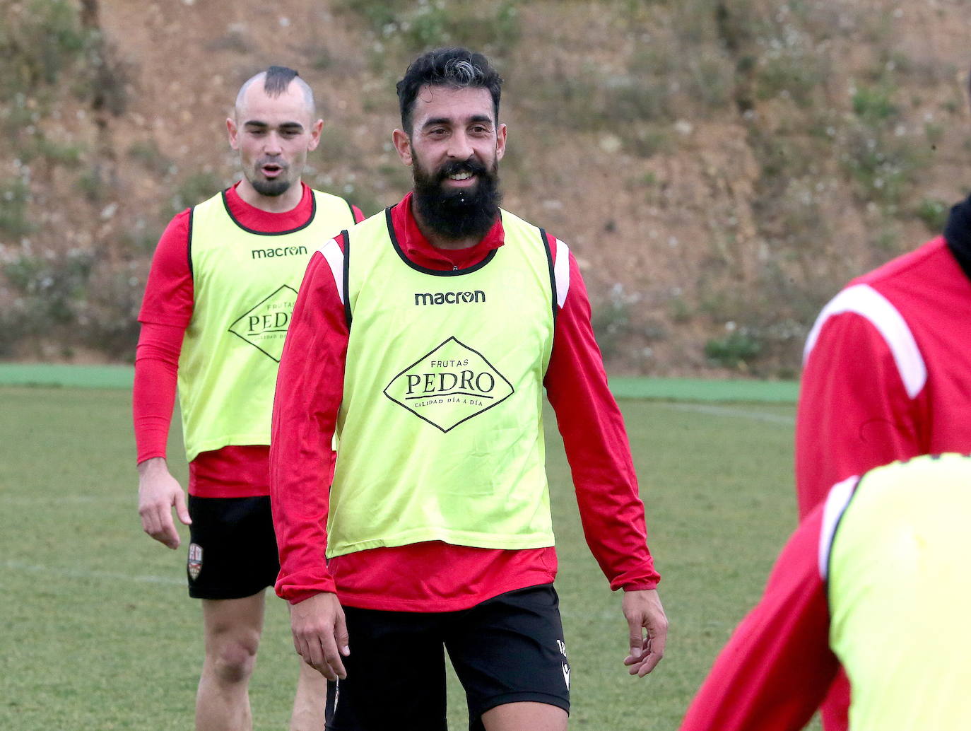 Carlos Bravo sonríe durante un receso en su primer entrenamiento con la UD Logroñés.