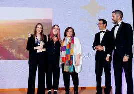 Carlota Sanz, Carolina Iglesias, Lola Escudero, José Pablo García y Roberto Leal, tras la entrega del premio