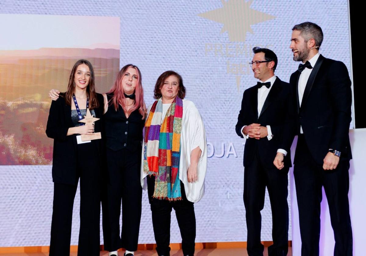 Carlota Sanz, Carolina Iglesias, Lola Escudero, José Pablo García y Roberto Leal, tras la entrega del premio