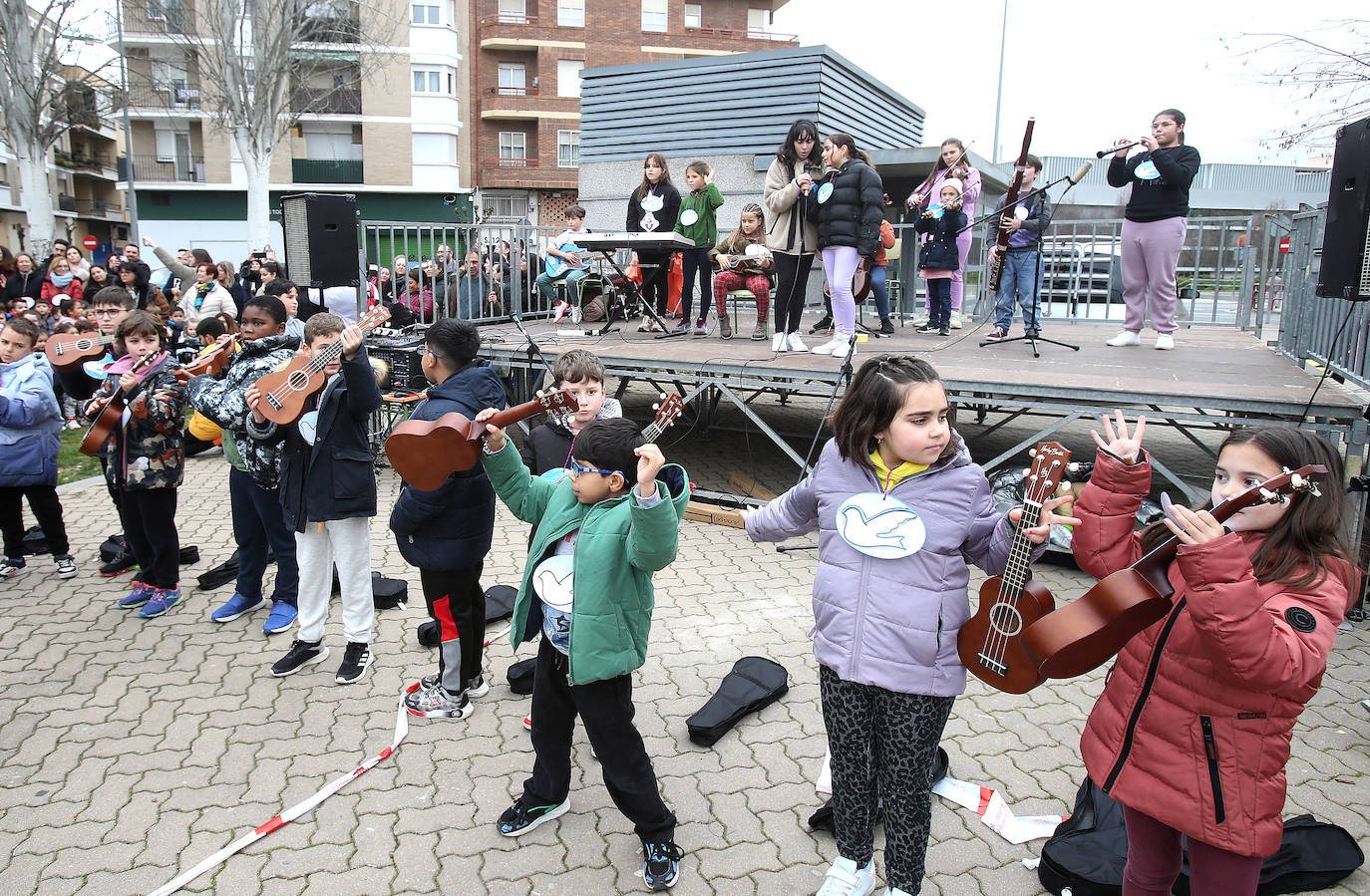 Escolares logroñeses celebran el Día de la Paz