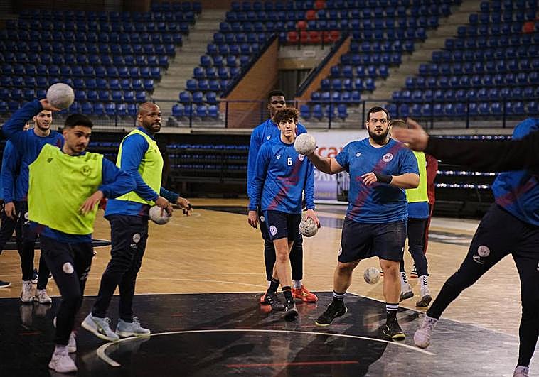 Javi García y Ángel Rivero se ejercitan con el resto de sus compañeros.