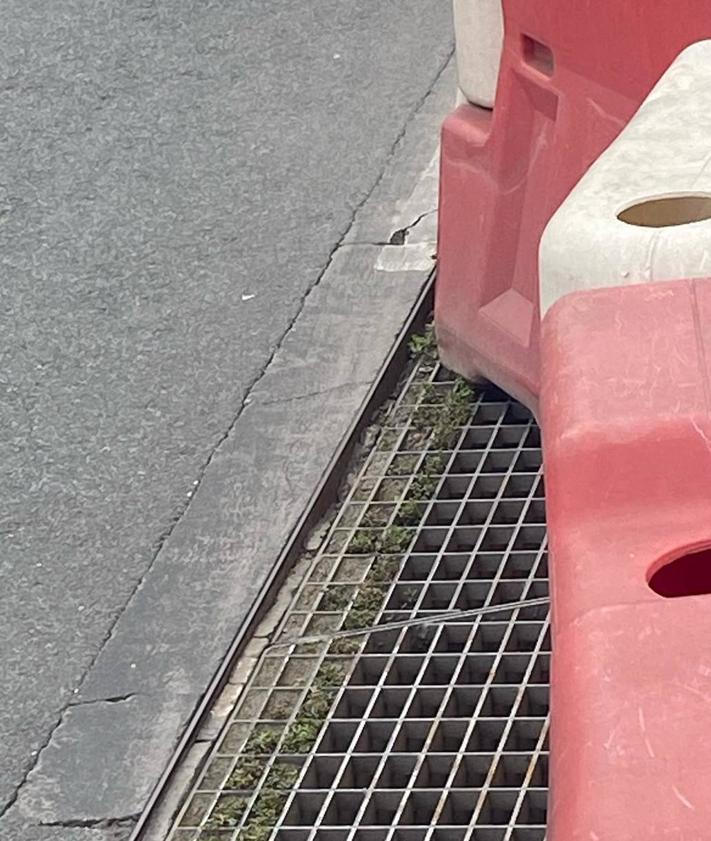 Imagen secundaria 2 - La rejilla de ventilación ha cedido, explican desde el Ayuntamiento mientras ADIF estudia la reparación.