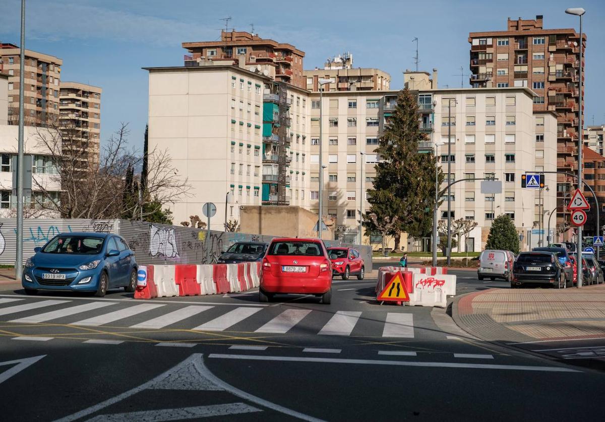 La conexión entre las calles Pedregales y Eliseo Pinedo que atraviesa el parque del soterramiento con un carril cortado.