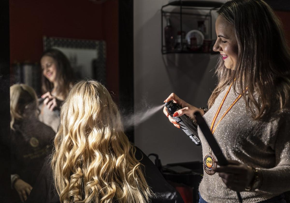 Ana Belén Martínez es peinada por Doina Veronica Ciovica en la Peluquería Vera de Logroño.