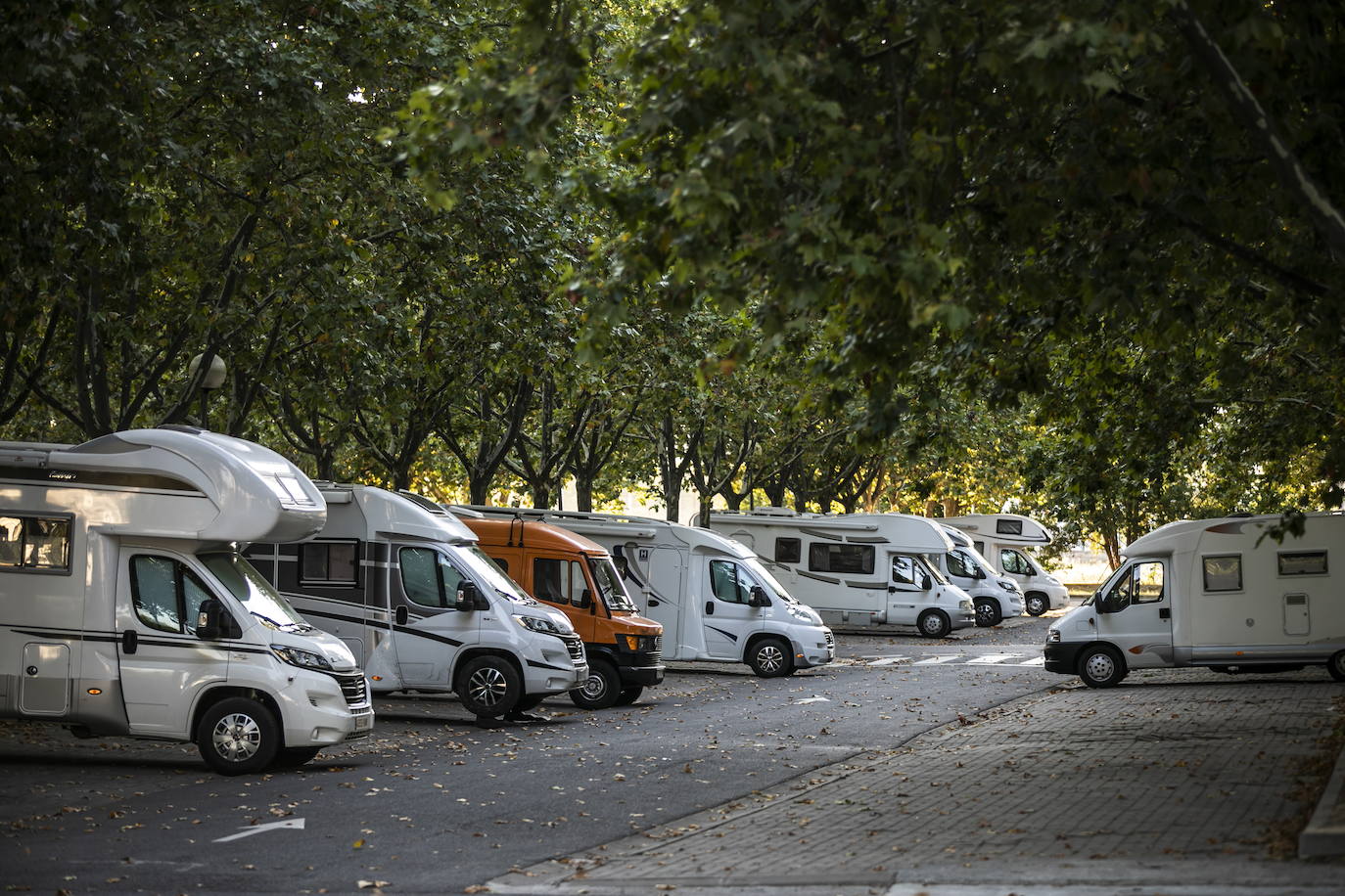 Parking de Las Norias, improvisada área para autocaravanas desde hace años sin regular y con las críticas del camping cercano.