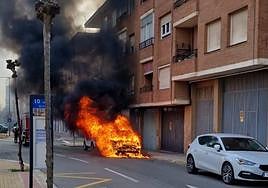 El vehículo ardiendo en plena calle San Millán.