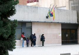 Un grupo de ciudadanos espera a las puertas de Extranjería.