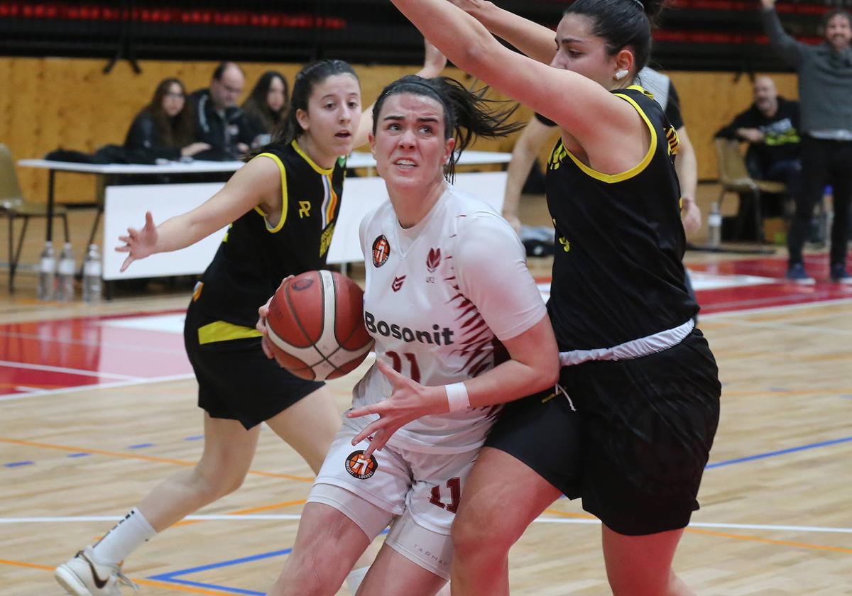 Carla Zabala busca canasta en el encuentro que enfrentó al Unibasket con el Almeda.