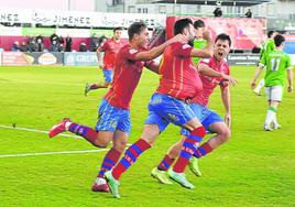 Uzkudun y Herrera celebran con Iker Hernández el gol contra la ADSan Juan en La Planilla el 21 de enero