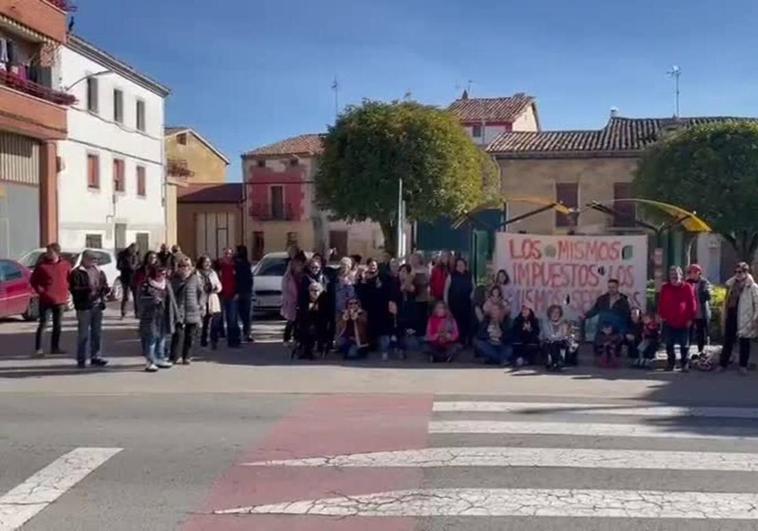 La protesta, junto a la marquesina de autobuses, donde una pancarta reclamaba iguales derechos.