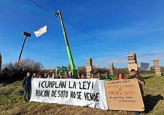 Algunos miembros de Apovifrincón en la zona donde han recreado las dimensiones de la variante norte del tren y su impacto.