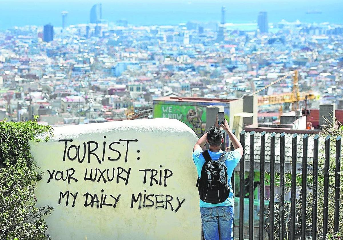 Pintada antiturística en Barcelona.