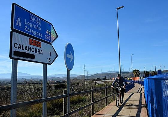 Distintas señales distribuidas por la ciudad, en las que se aprecian las pegatinas