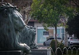 Local 'disponible' en el Paseo del Espolón de Logroño, dentro de la 'milla de oro' de los bajos comerciales de la capital de La Rioja.