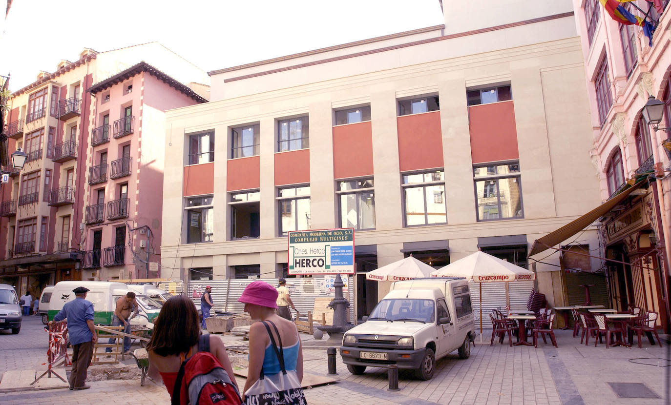 Los Cines Moderno días antes de su inauguración en 2002, todavía en obras. 