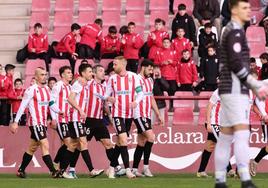 Los jugadores de la UD Logroñés celebran su primer gol, el de Sarriegi