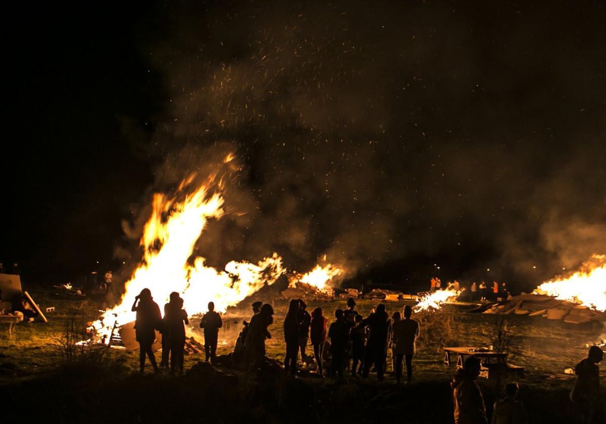 El fuego volvió a convertirse en protagonista por Santa Águeda, con media docena de 'marchas' en la finca que enmarca la tradición.
