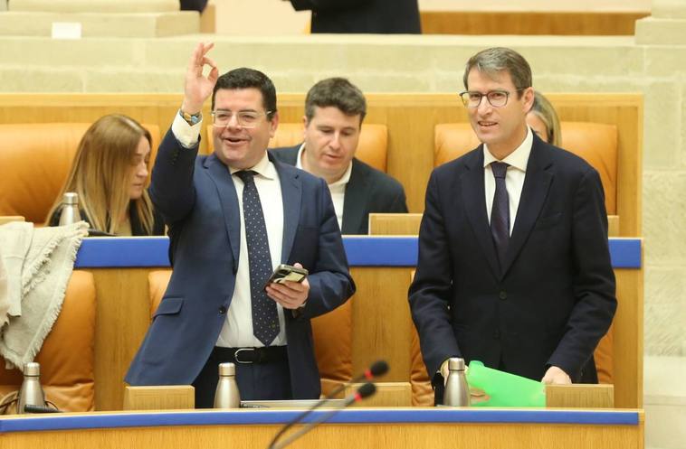 El consejero de Hacienda, Alfonso Domínguez, con el presidente Capellán