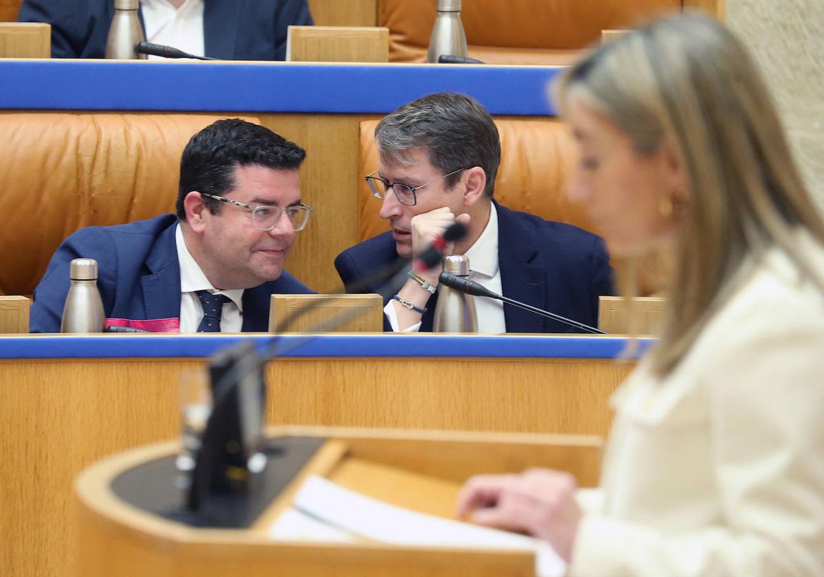 El consejero de Haciencia, Alfonso Domínguez, y el presidente Capellán, conversan durante el pleno