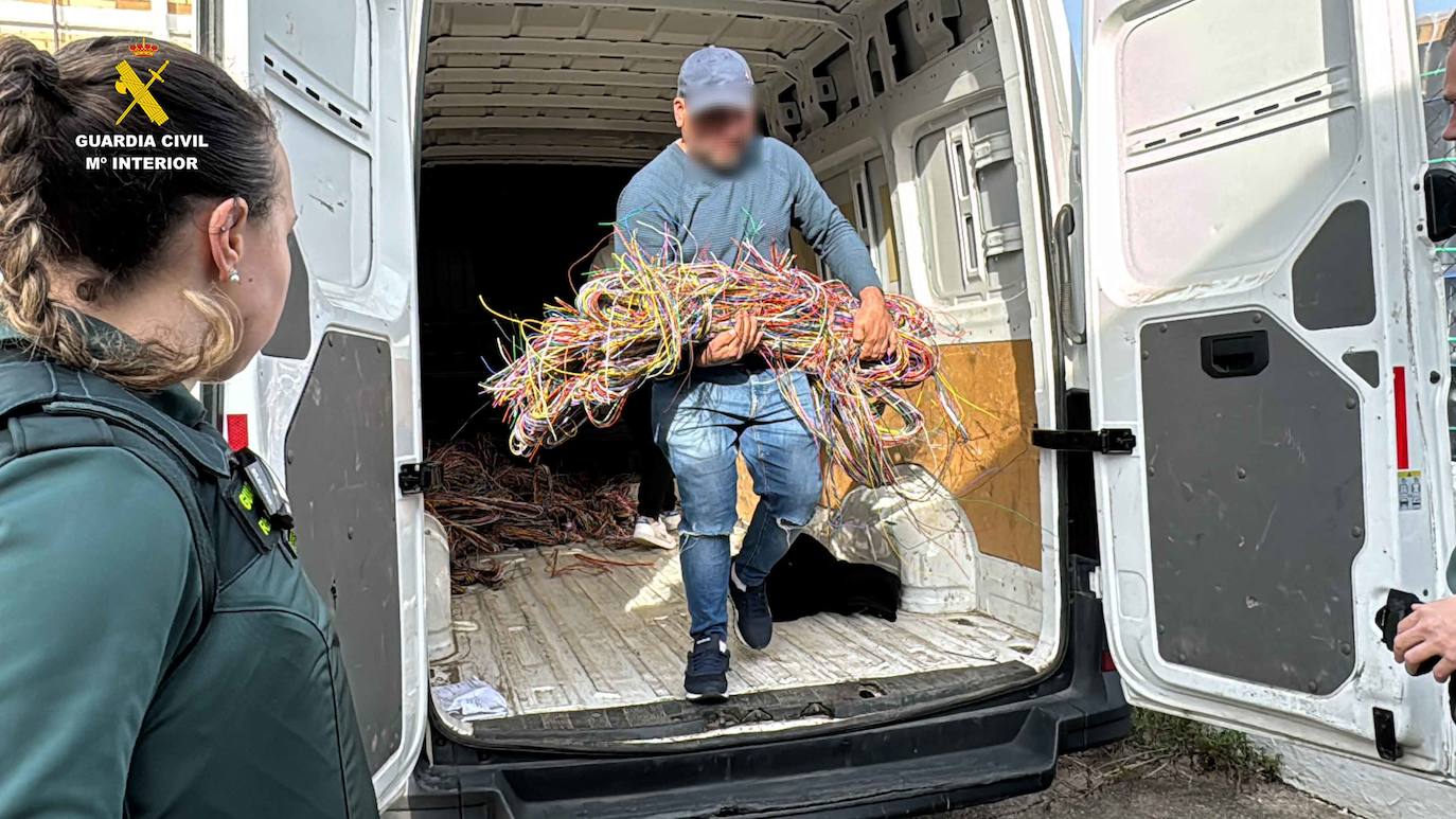 Imagen secundaria 1 - Detalle de la operación en la que se recuperaron 9.000 metros de cable robado.