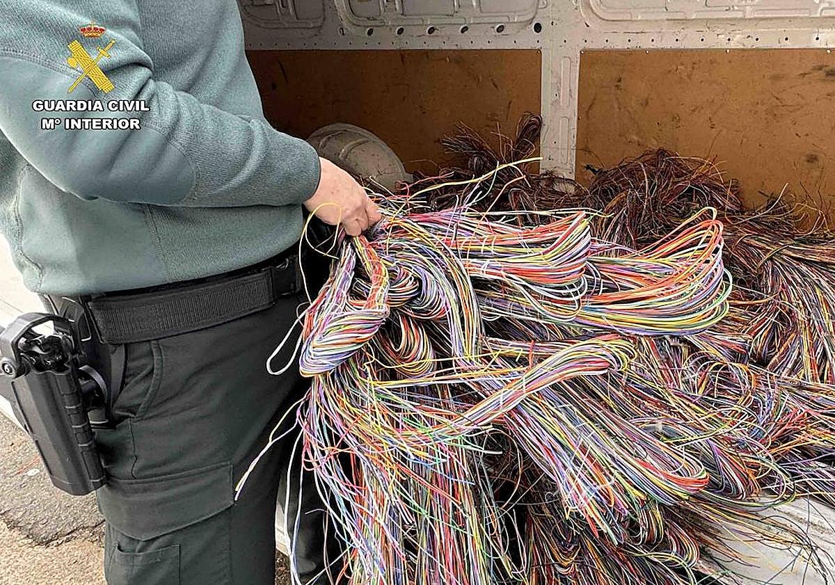 Imagen principal - Detalle de la operación en la que se recuperaron 9.000 metros de cable robado.